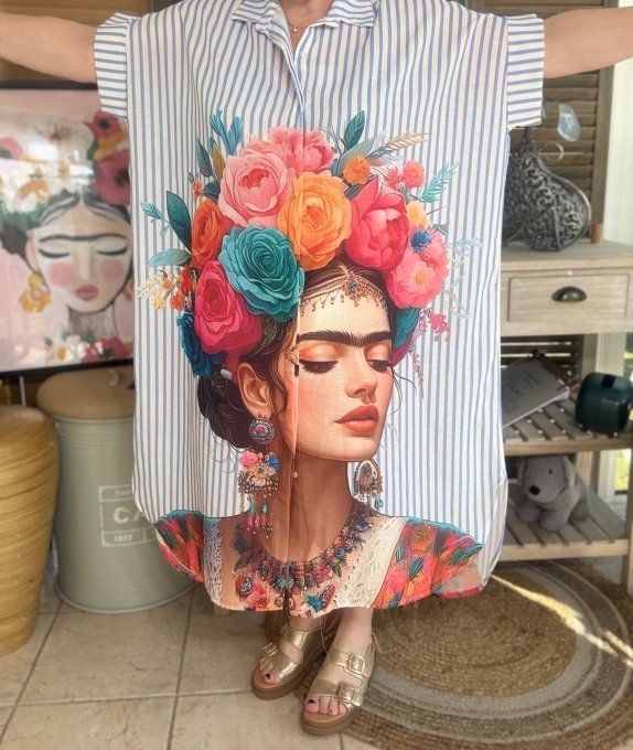 Robe-chemise longue oversize rayée ciel et blanche Frida Kahlo aux Fleurs du 40 au 52 et même +