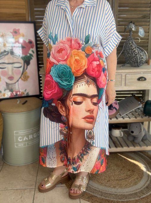 Robe-chemise longue oversize rayée ciel et blanche Frida Kahlo aux Fleurs du 40 au 52 et même +