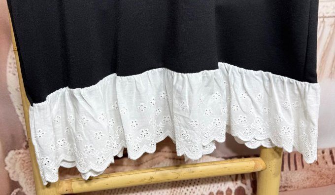 Top trapèze noir volants broderie anglaise blanche douceur +++ du 36 au 46/48