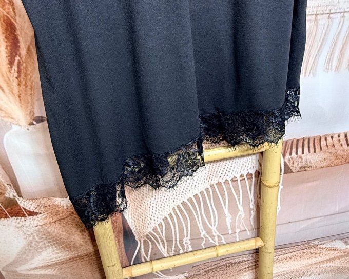 Top trapèze sans manches asymétrique noir dentelle Les Basiques du Dressing du 40 au 52 